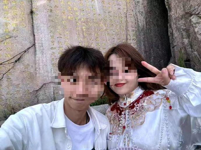 红星新闻


11月17日，湖北小伙被已婚“网恋女友”骗走十余万元彩礼一案一审开