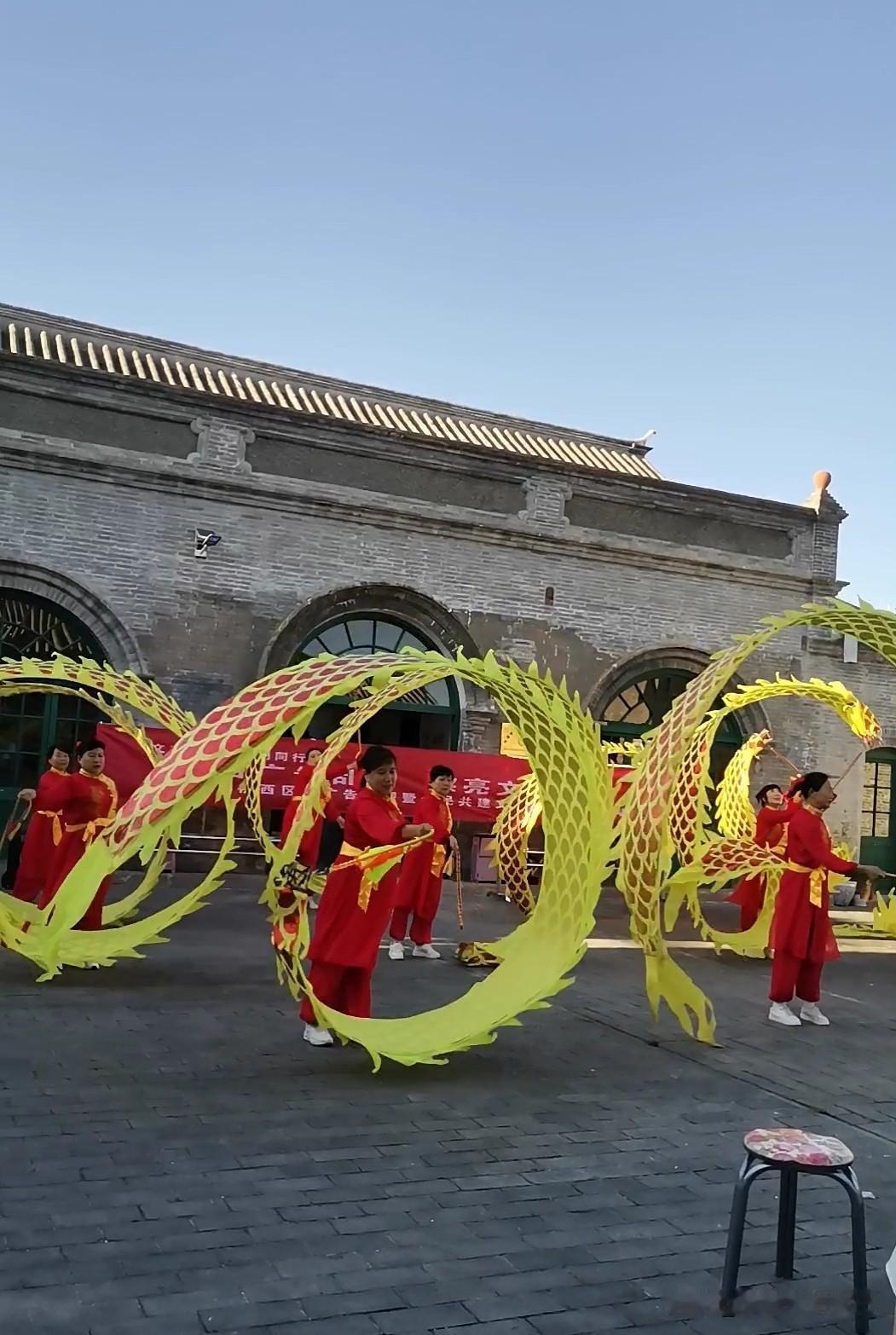 赚钱的铁律，你见过几条？

1.赚小钱：靠勤奋，努力，聪明，技术，专业等只能赚小