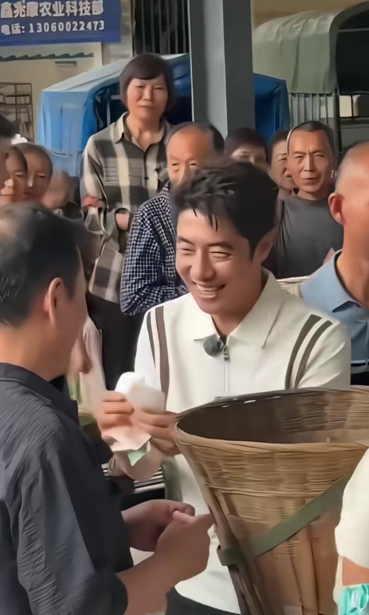 笑不活了！撒贝宁卖茶赚到钱，当场变身快乐显眼包
 
近日撒贝宁现身成都邛崃录制节