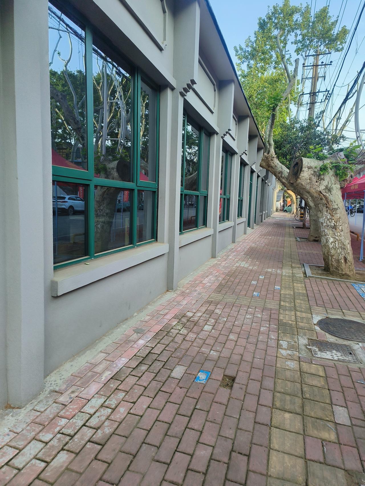 田家庵老评剧团拆了，靠马路盖的门面房盖好了，大院拆除后，依然在搁置，没看到准备做