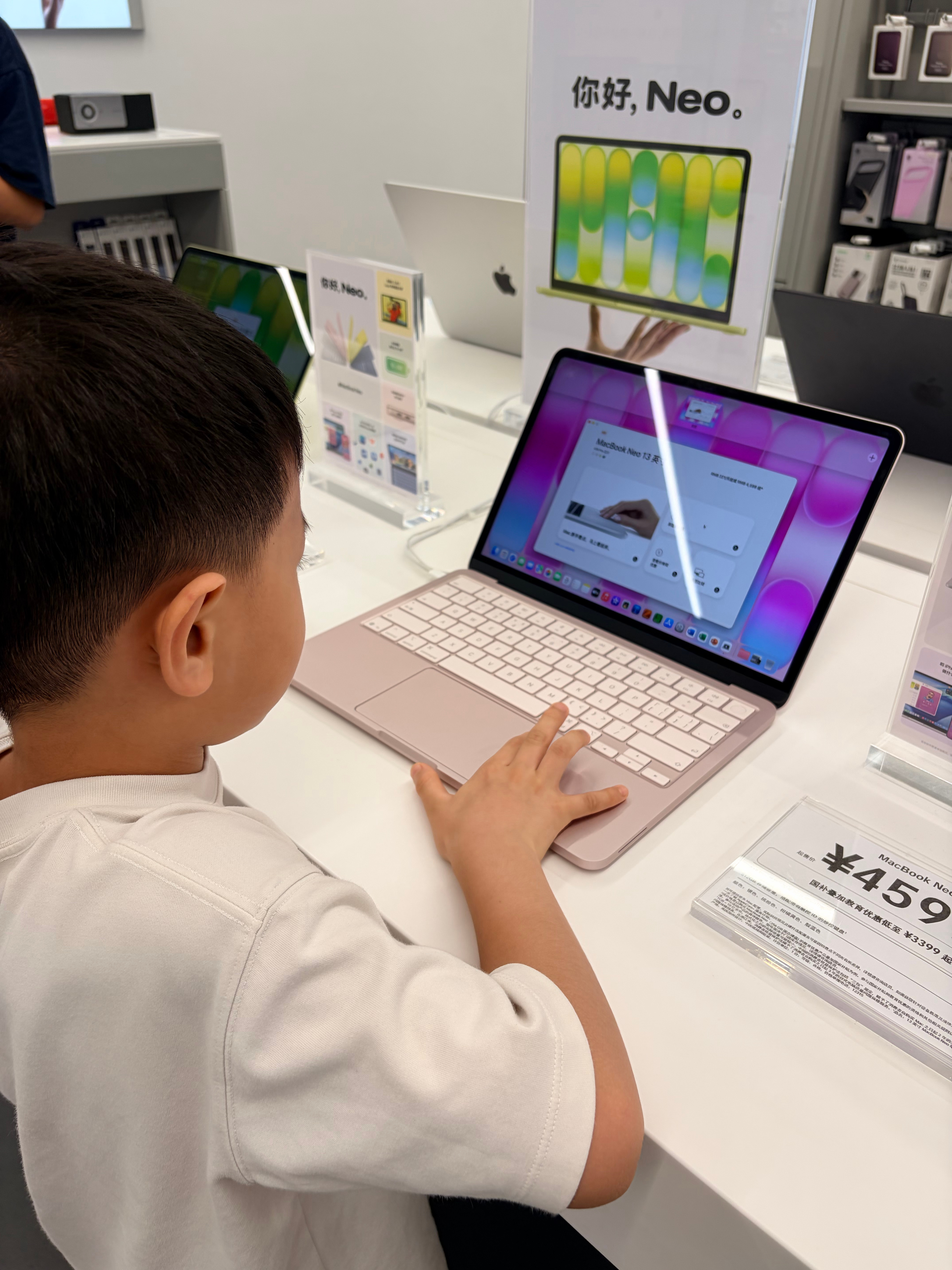 讲真，在此之前我从来没有去线下看过MacBook Neo，今天是第一次看。这个陈