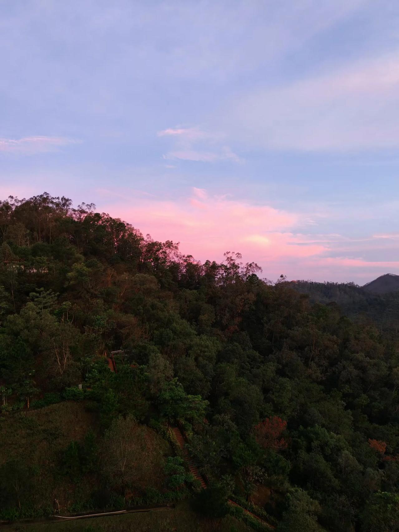 我也接到过骚扰电话！
十五年前，一个陌生电话打过来：我姓韩，家是东北的，听说你欺