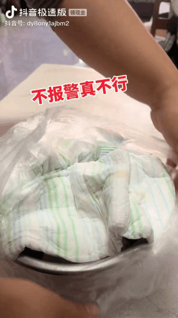 冬至了，你们吃饺子了吗？昨天加班没有时间包，中午婆婆给送来了一小盆。
打电话告诉