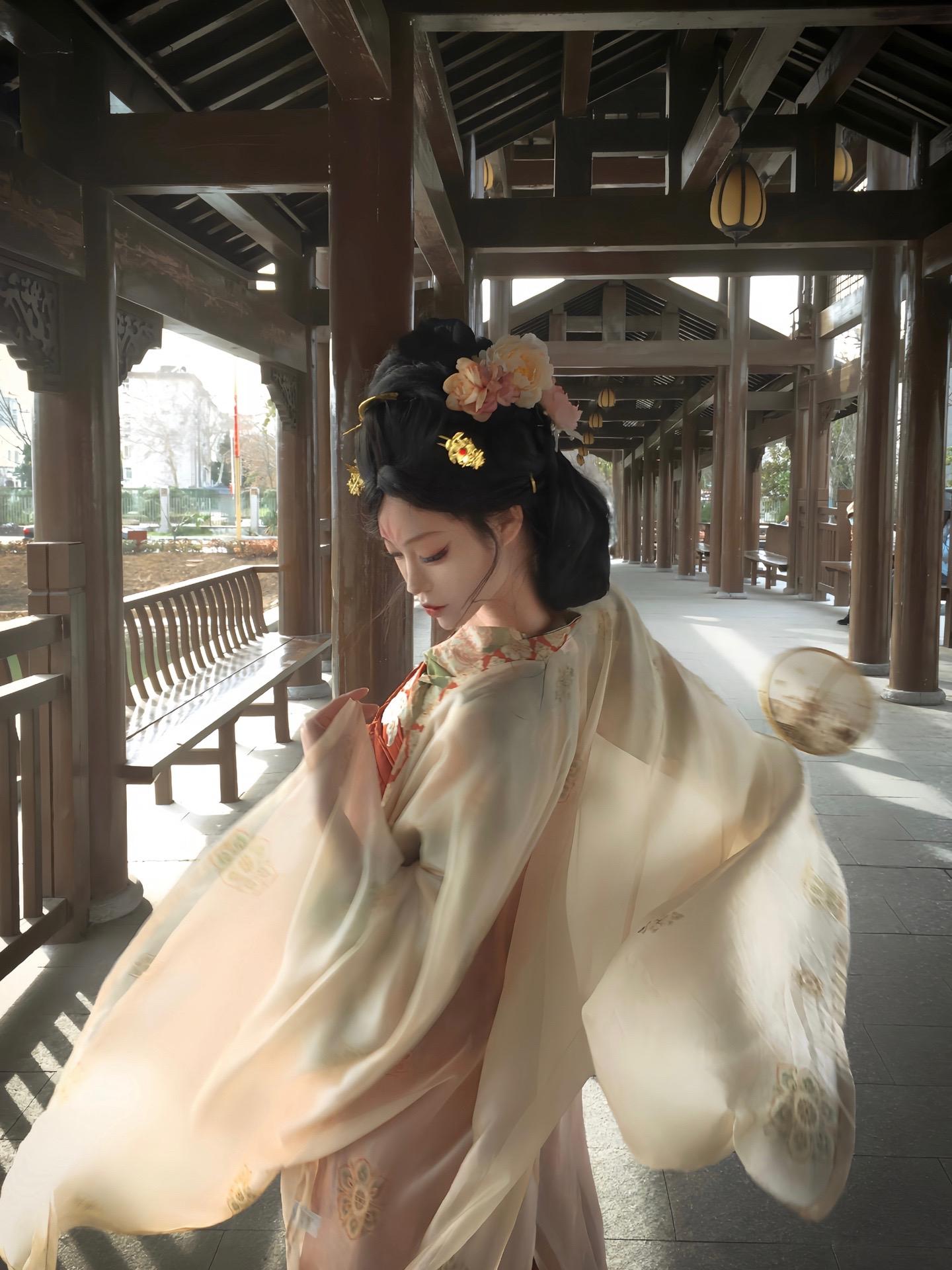 云想衣裳花想容 春风拂槛露华浓.