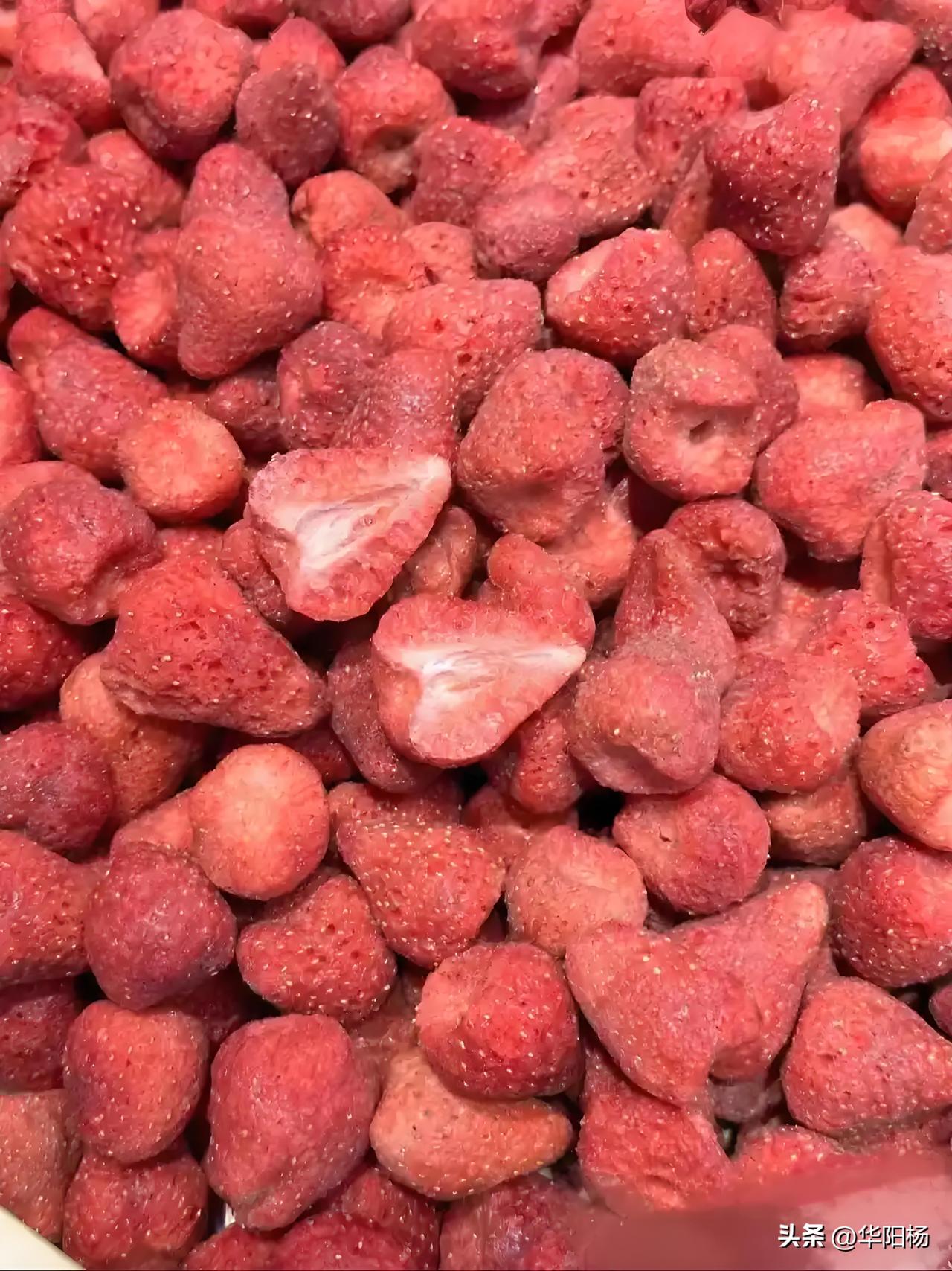 她是“吹哨人”：冻干草莓含20多种农药曝光。

林女士用“自曝家丑”的方式，曝光