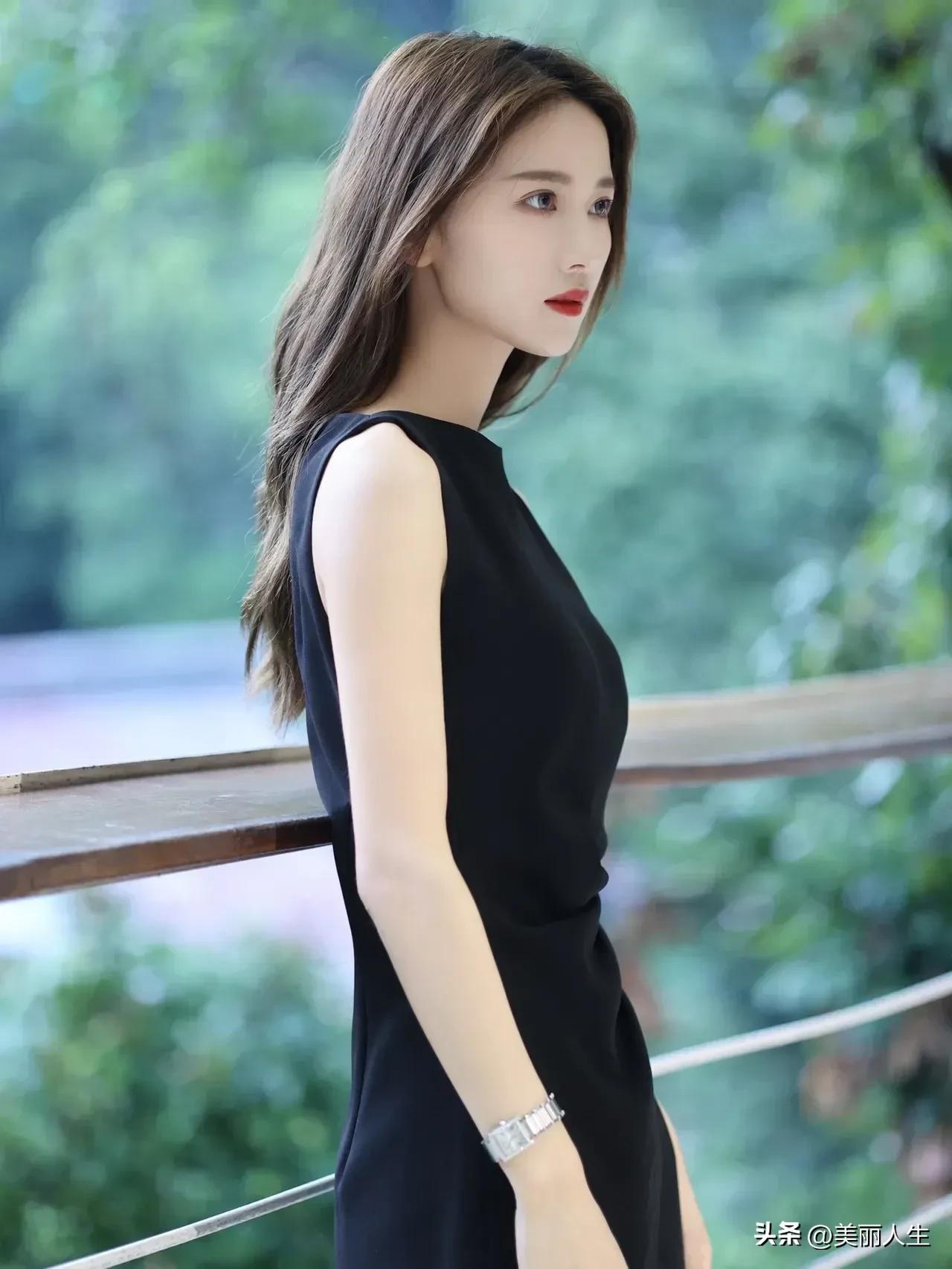 青春没有售价，
老君山就在脚下