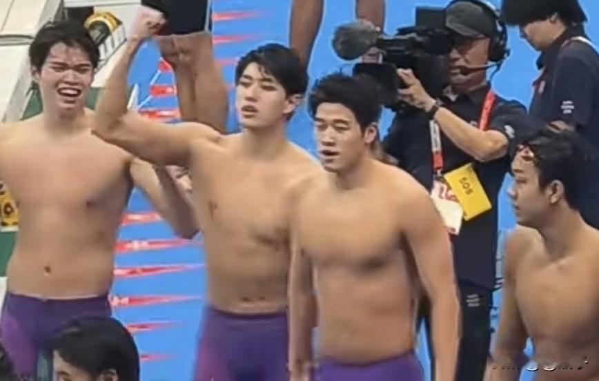 恭喜恭喜中国游泳比赛4x200米比赛中国的帅哥们拿到了亚运会冠军，最后一棒张展砾