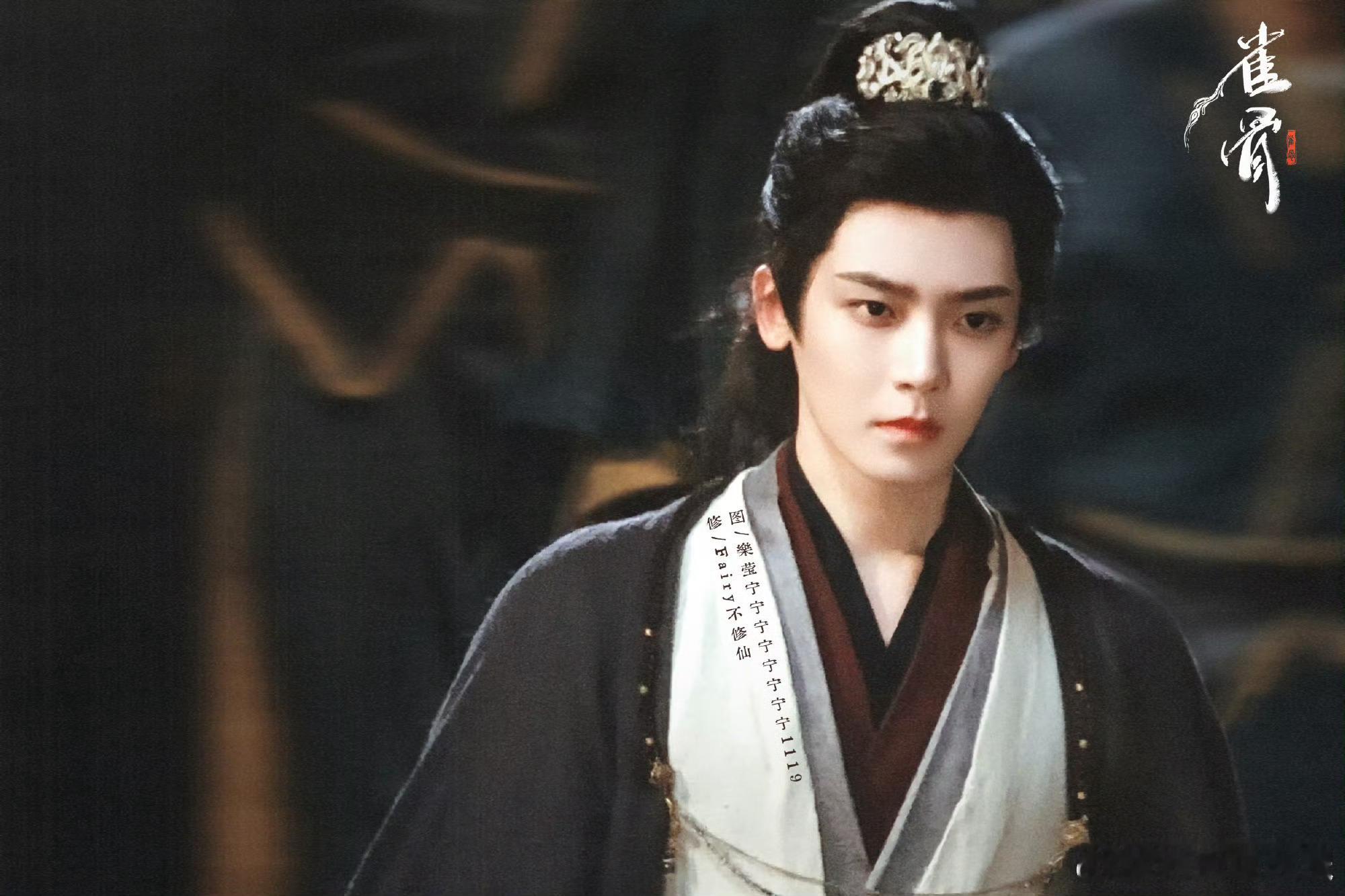 侯明昊雀骨侯明昊《雀骨》路透释出，卷发造型太惊艳！他在剧中饰演的萧无衣，表面纨绔