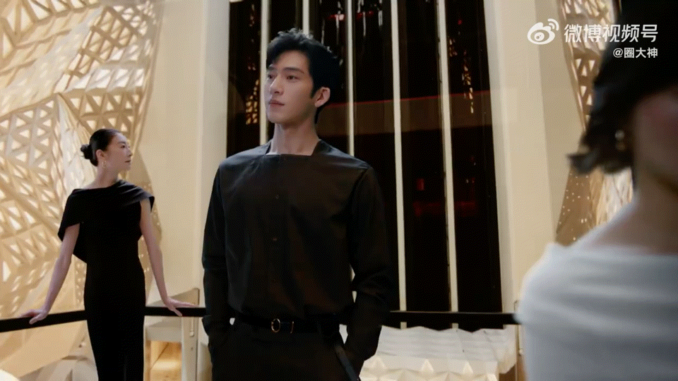 一部电梯同时偶遇井柏然跟谭元元 温润有型的井柏然撞上端庄优雅的谭元元，同框画面也