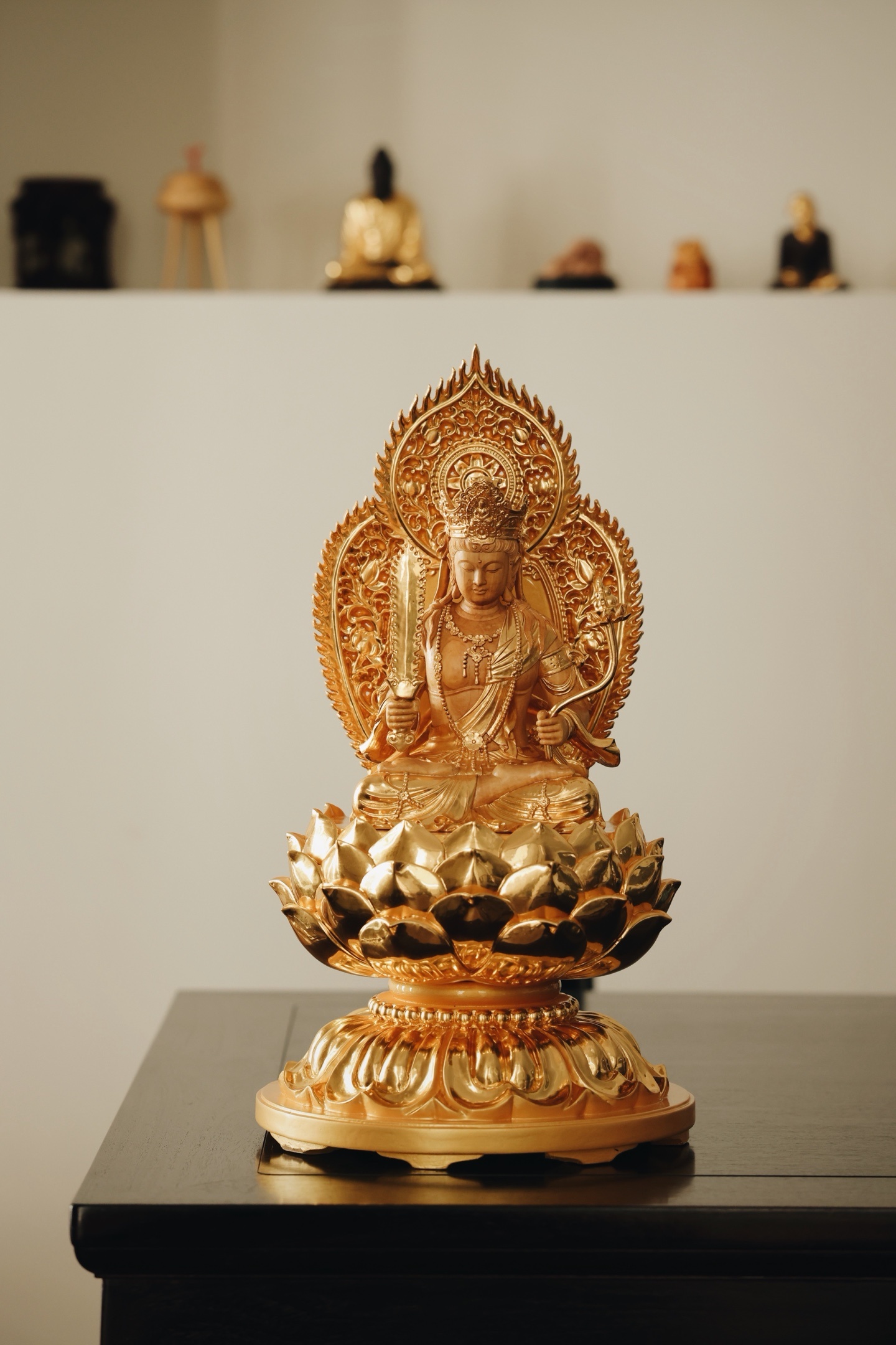 黄杨木×鎏金 | 虚空藏菩萨精心造像，菩萨头戴五佛冠，右平曲臂持剑，左手置于腰侧