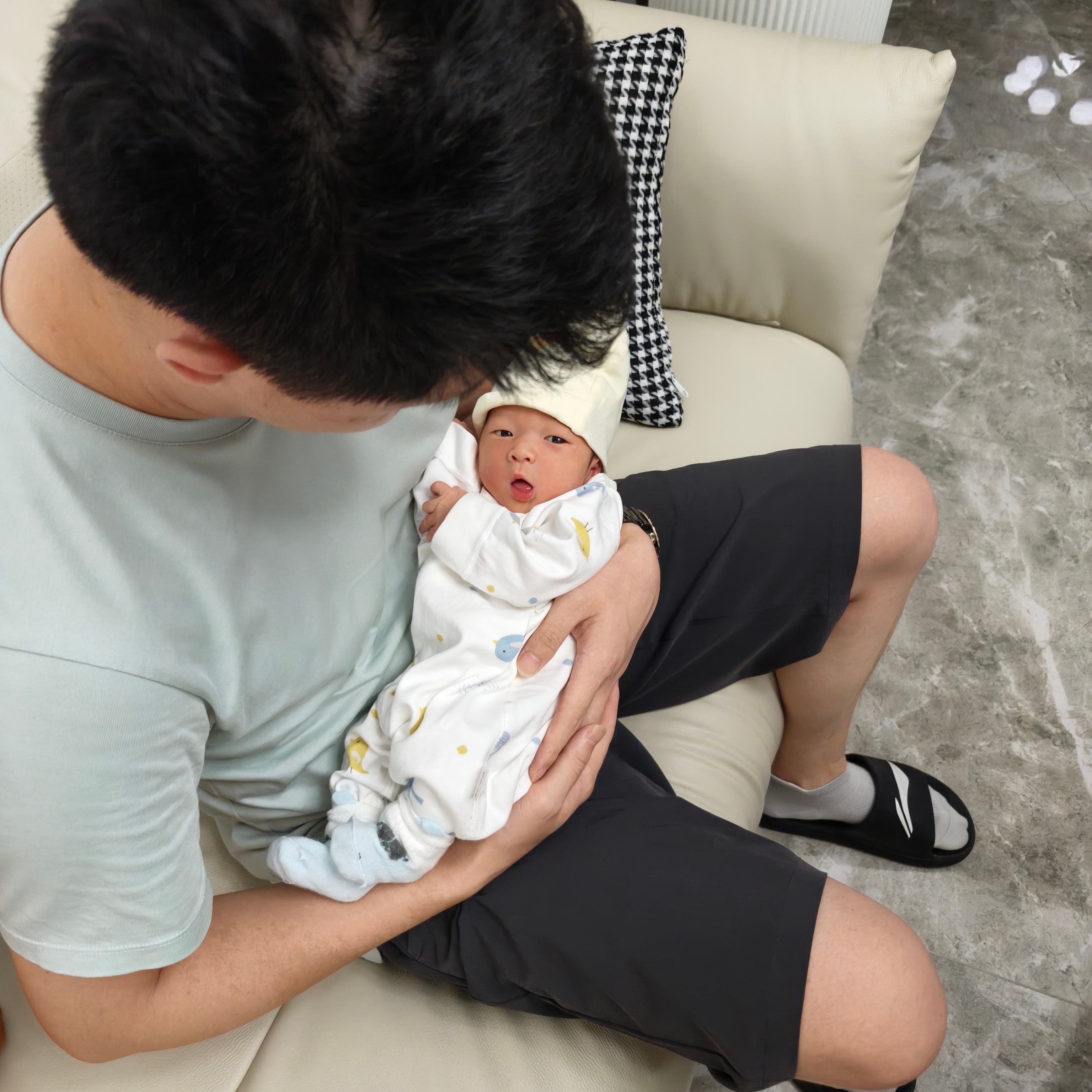 学婴语了，抱习惯了会不会以后依赖性比较重，感觉现在就很粘我[无聊] ​​​