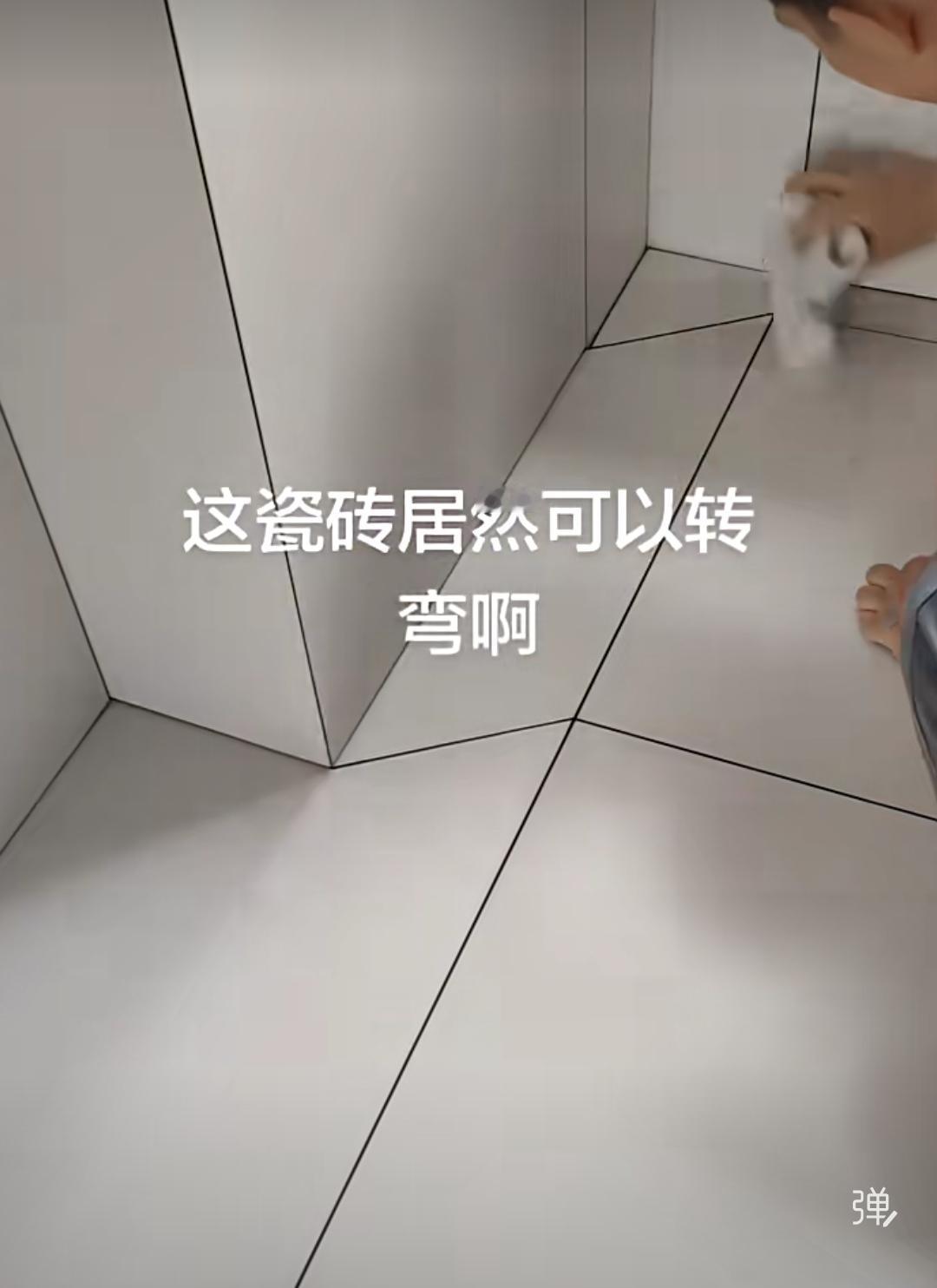 为了让瓷砖缝对齐，师傅竟让瓷砖“转弯”了？
为实现全屋墙地通铺且缝隙对齐，师傅可
