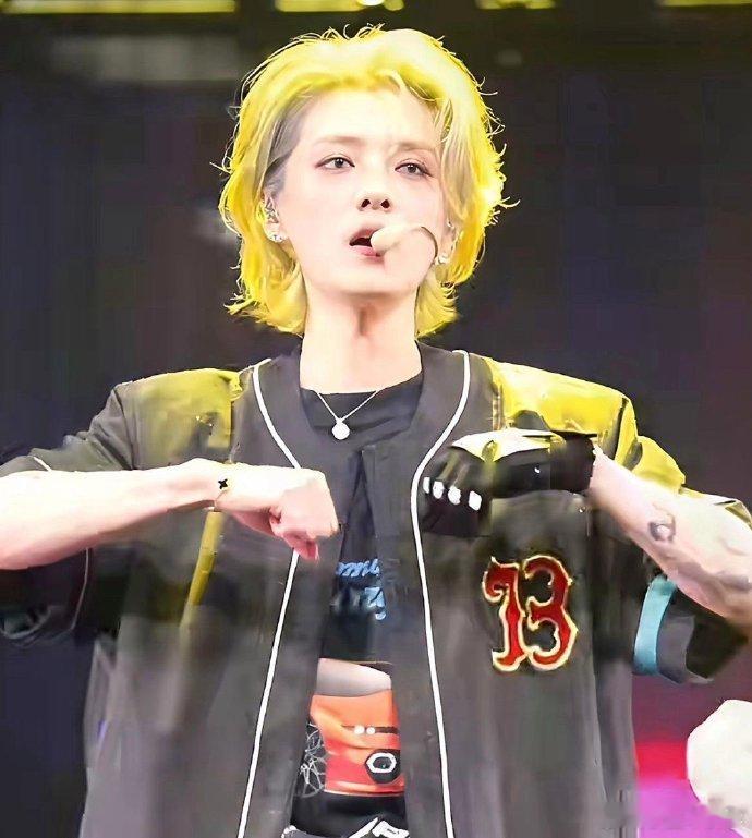 鹿晗演唱会抢票太难！90万人争抢，一票难求。35 岁状态绝佳，唱跳惊艳，虽瘦却魅