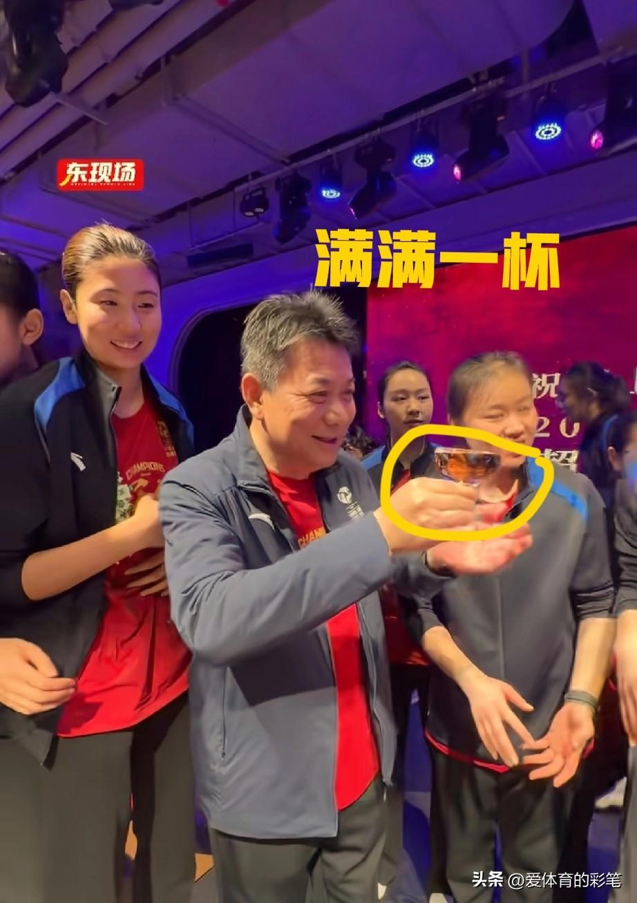 上海女排庆功宴[呲牙]，喷酒时，哇哇的尖叫声，呲呲的酒花声，啪啪的鼓掌声，整个现