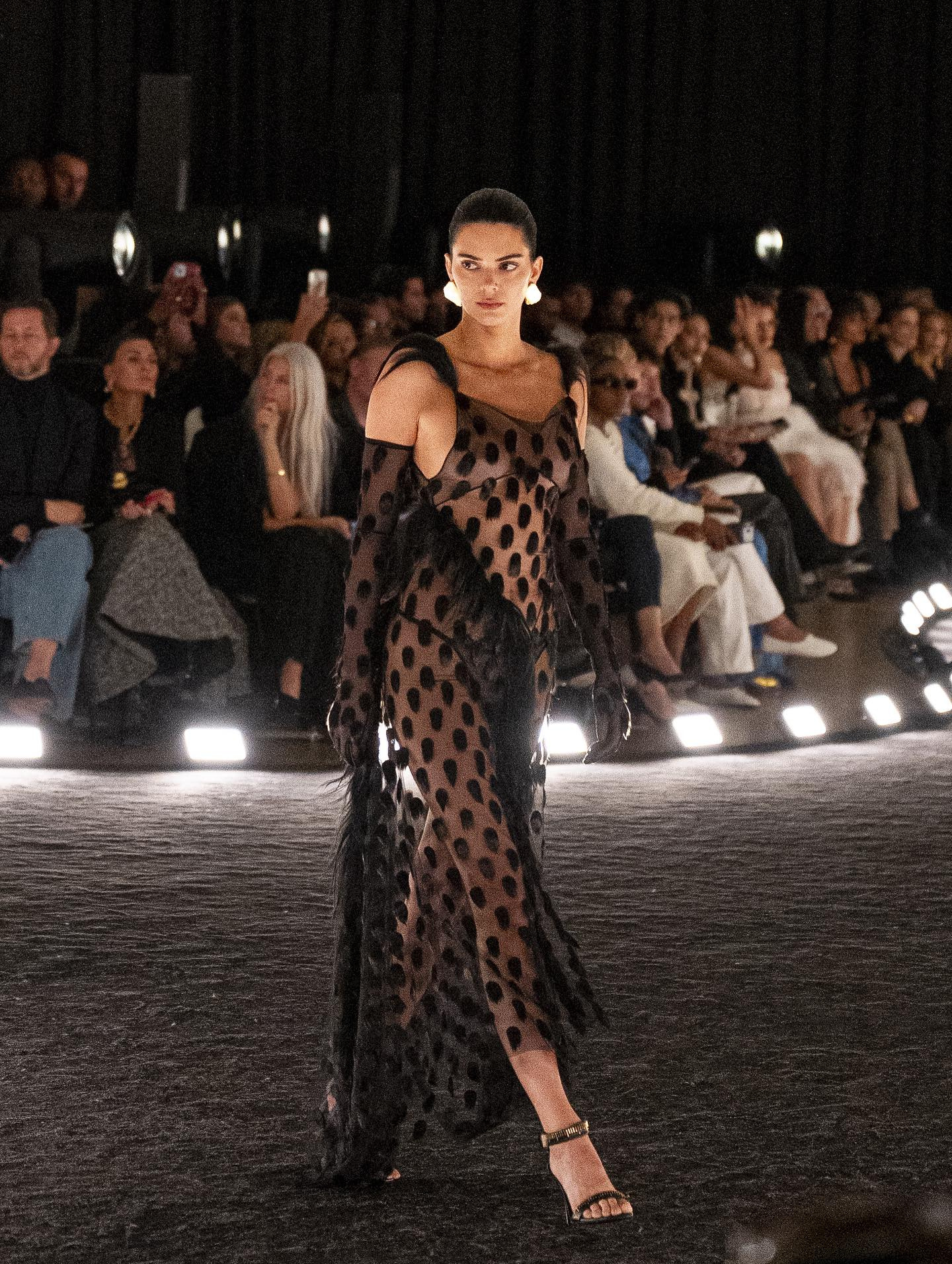 曾经也是NBA最佳防守球员！肯豆最新走秀来了！盲猜詹娜下个NBA男友会是谁？ ​