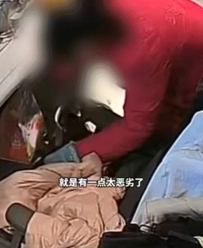 又蠢又坏！河南漯河，一大妈路过一家裁缝店时，见店里没人，大妈竟偷偷溜进店里，将老