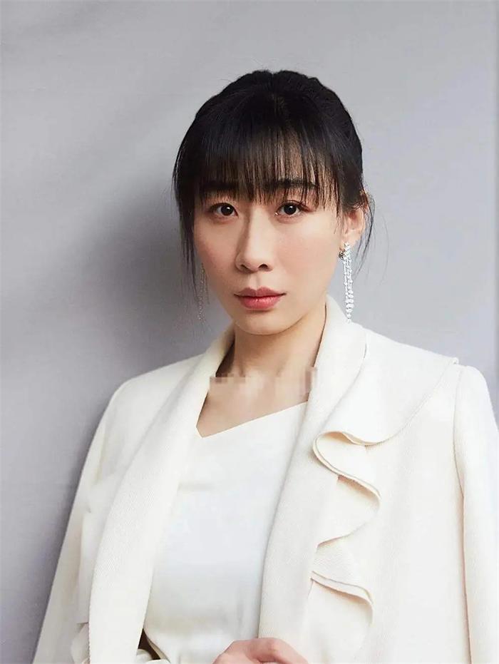 38岁的任素汐，
大概率以后很难结婚了。
不是因为要搞事业，也不是因为没人追，而