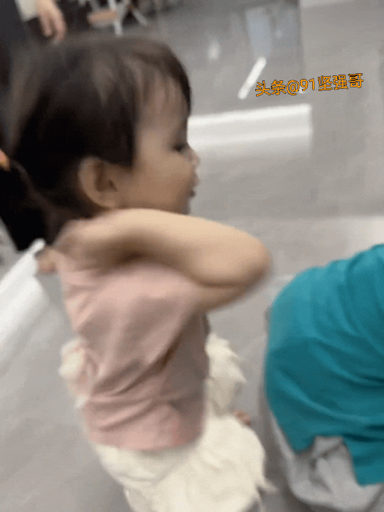 被哥哥打回去了好像还不服气？