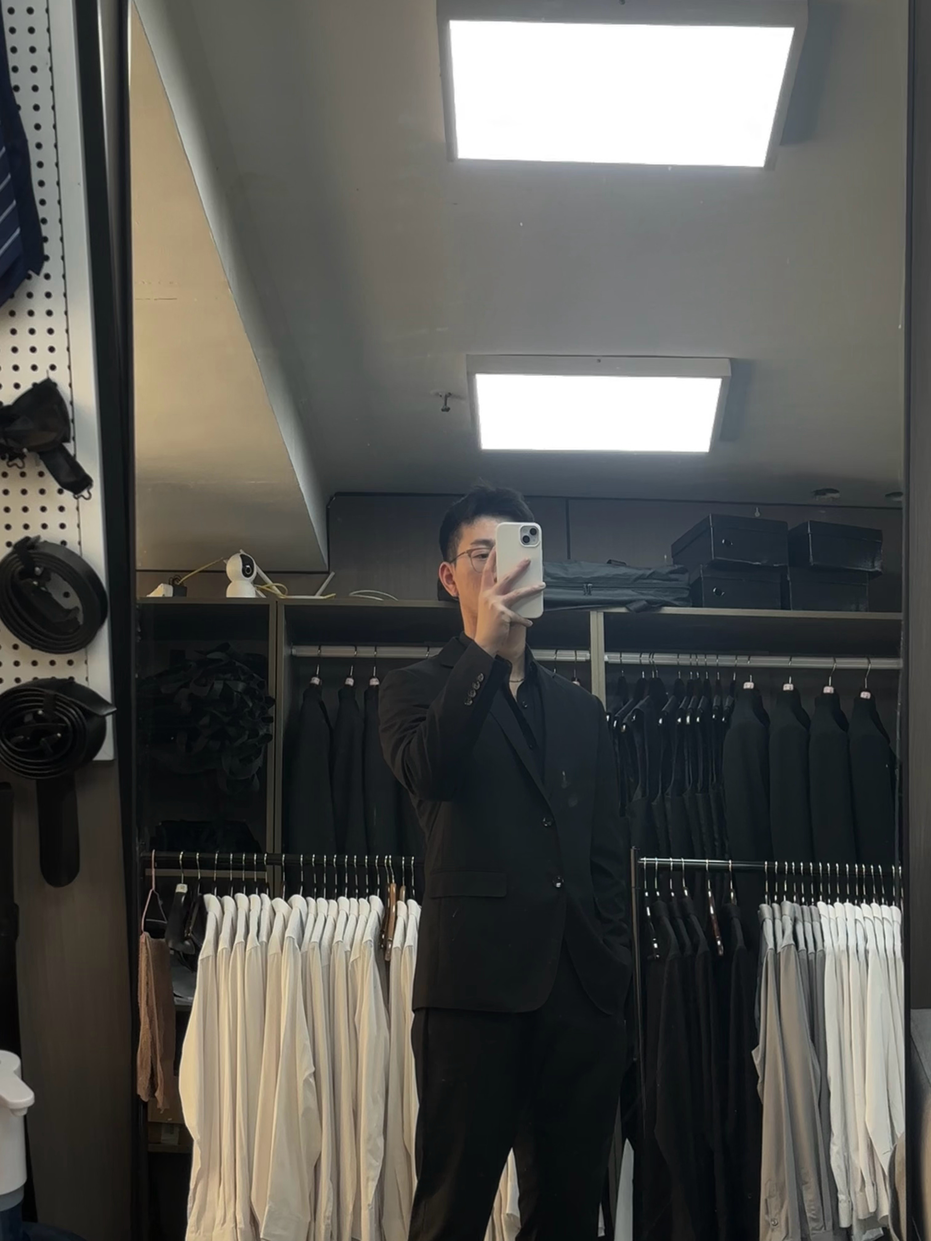 感觉还是黑色衬衫更好看点 ​​​