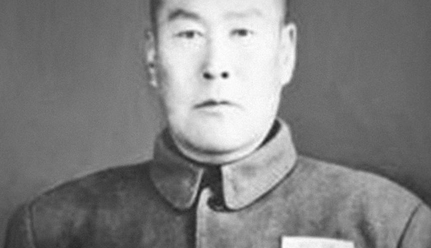 1942年的一天夜里，游击队长甄凤山趁着众人深睡时，悄悄潜入了女战士的闺房，摸索