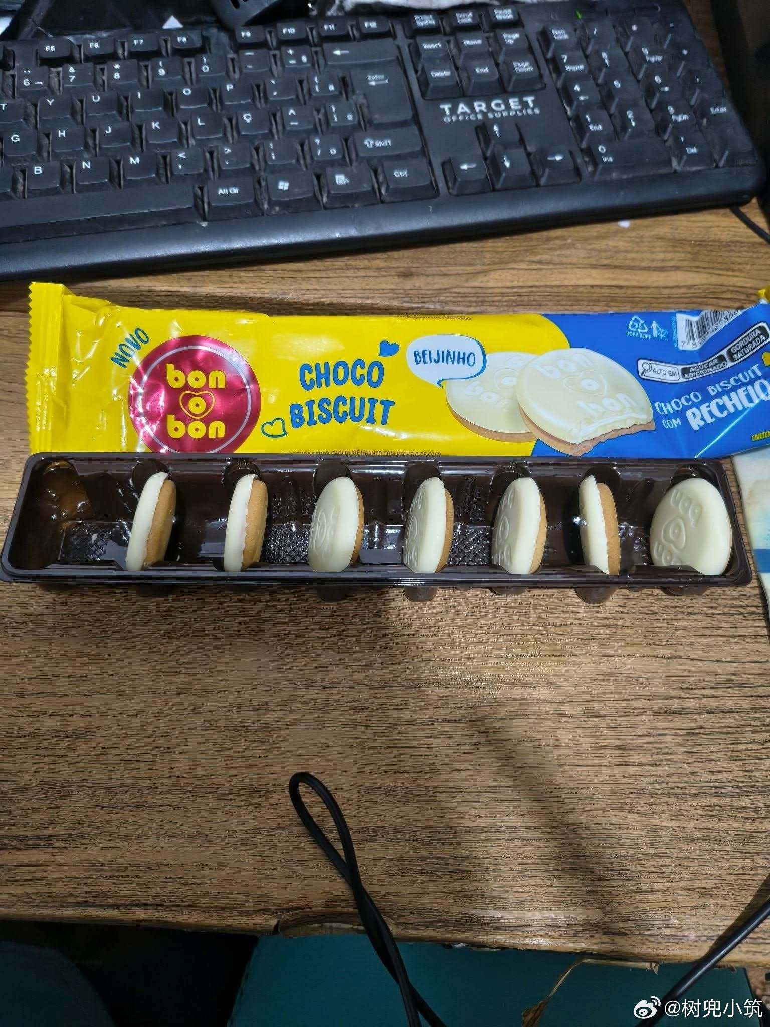 【 保持社交距离的饼干 】在巴西贩售的零食，网友认为买包装有送饼干不错了。 