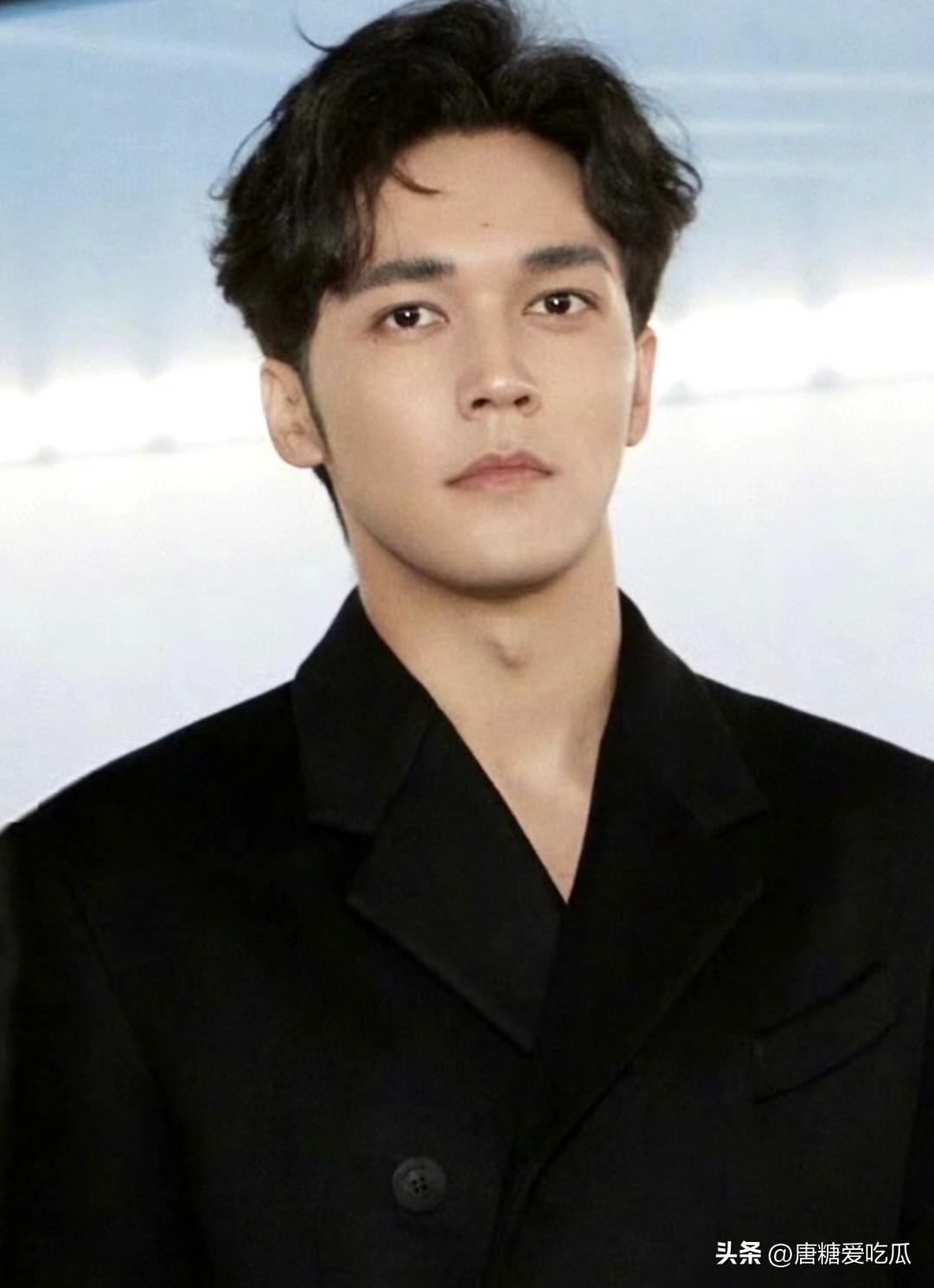 陈牧驰
官宣了一个众所周知的秘密
上几个月被拍到怀孕照没有做声，前段时间被拍到婴