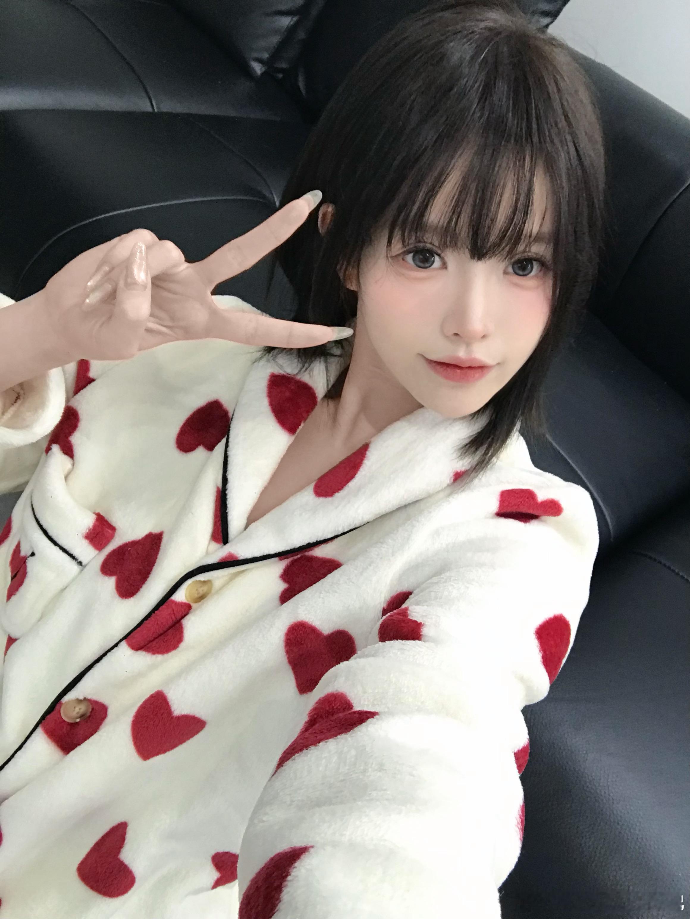 报告，已经换上厚睡衣和厚拖鞋了！这一套也太可爱了这两天再整点丹东大草莓，把色系统