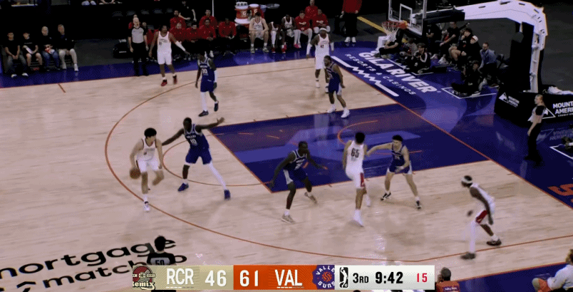 经过一个半场的适应，下半场的杨瀚森明显自如了很多，指挥队友连续送出助攻和秒传，这