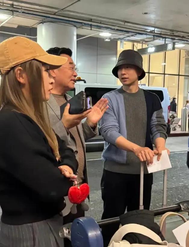 “国乒外交官”——马龙和刘诗雯抵达美国洛杉矶，参加中美乒乓外交53周年纪念活动，