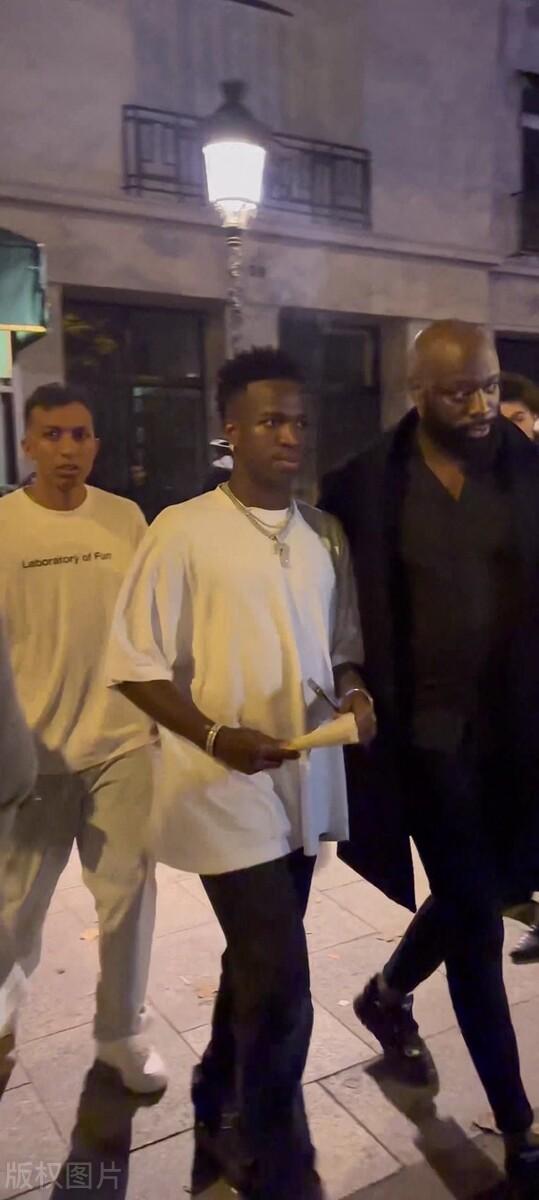 维尼修斯忙里偷闲，现身巴黎街头，但这背景是巴黎吗？[捂脸][what][笑哭]如