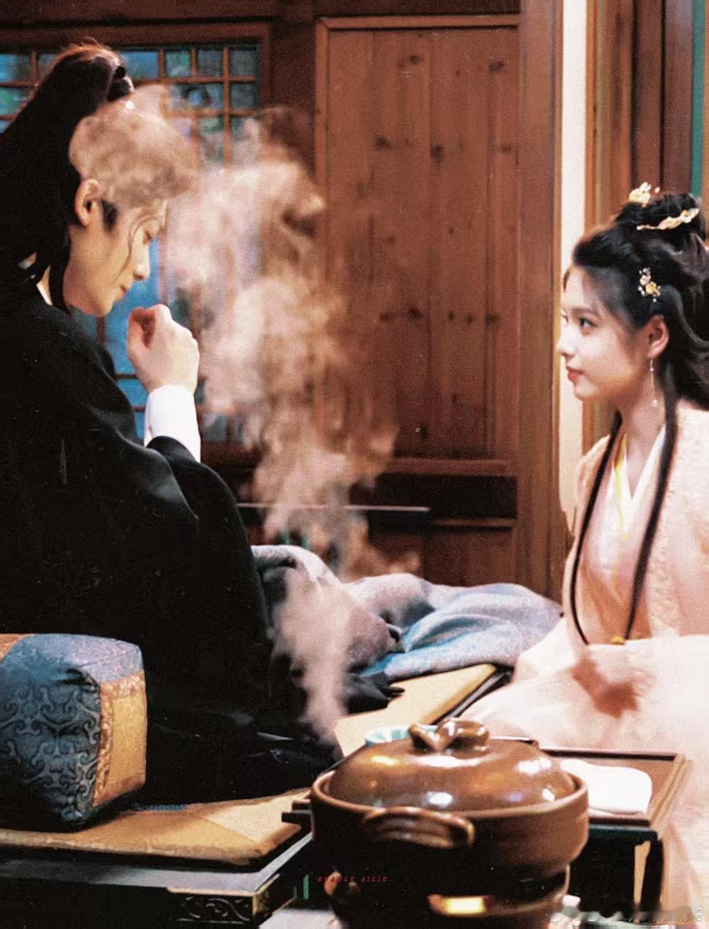 侯明昊眼神吻萧无衣的爱意全藏在目光里，缓缓凝望的瞬间，就像温柔的吻落下来，隐忍的