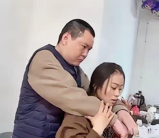 破防了！90后退伍军人发生意外成植物人，军嫂妻子掏空家底不肯放手，婆婆含泪劝儿媳