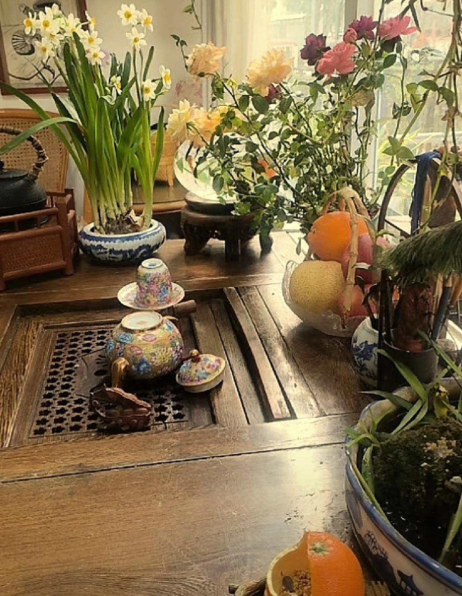 杜新枝最怕6，却总在6月6号撞见鬼。
给儿子上户口都特意绕开6.16，说老郭忌讳