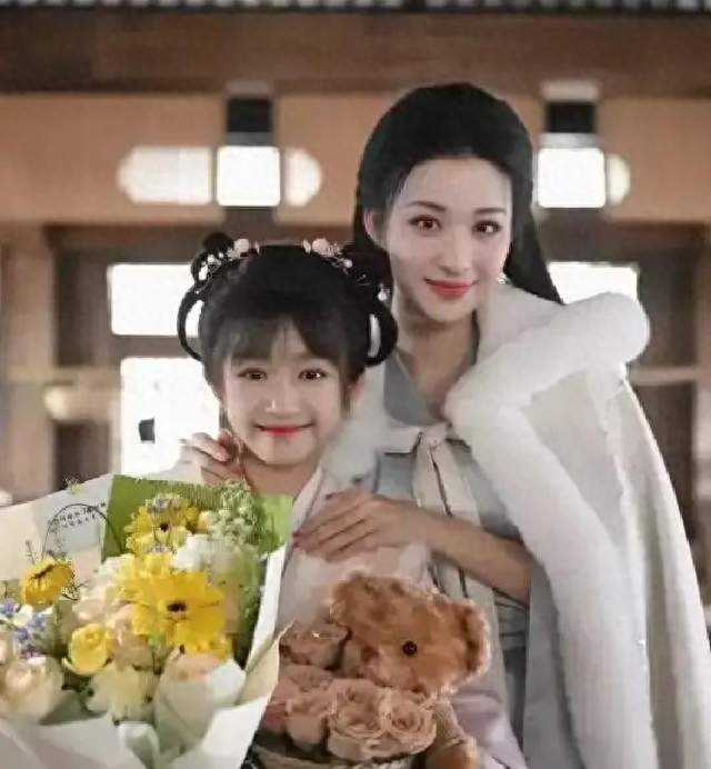 看王楚然出席活动，穿吊带婀娜、大街上提鞋，才懂啥叫老天赏饭吃