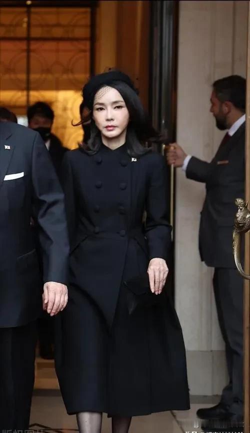 第一夫人进局子，韩国政坛“地震”了？金建希被捕背后藏着什么秘密？
 
最近韩国政