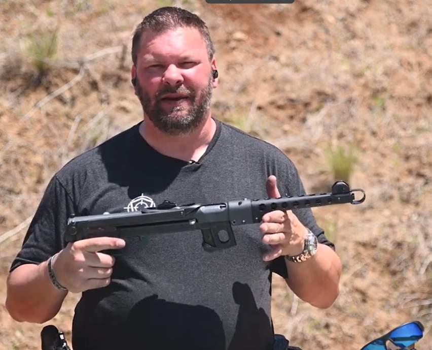 轻兵器科普轻兵器爱好者美国版的“波波斯”，多了一块，感觉更难看了……这个版本称为