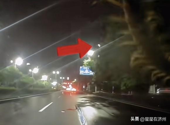 浙江男子开车时，
一条巨型蜈蚣爬上挡风玻璃，
经过网友仔细辨认，
认出来这条蜈蚣