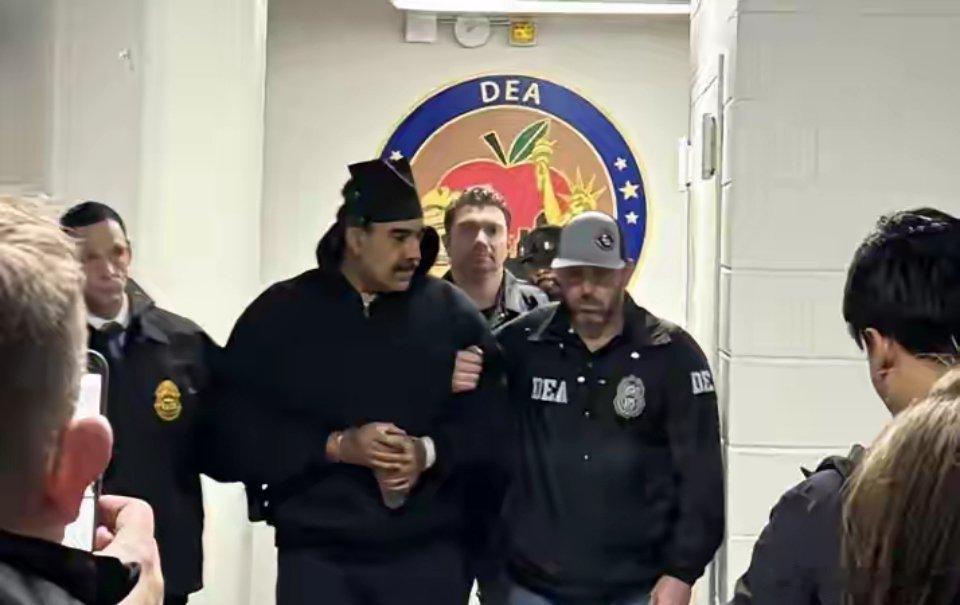 【想起诺列加】这个马杜罗抵达纽约的镜头，让人想起当年的诺列加。马杜罗身穿黑色连帽