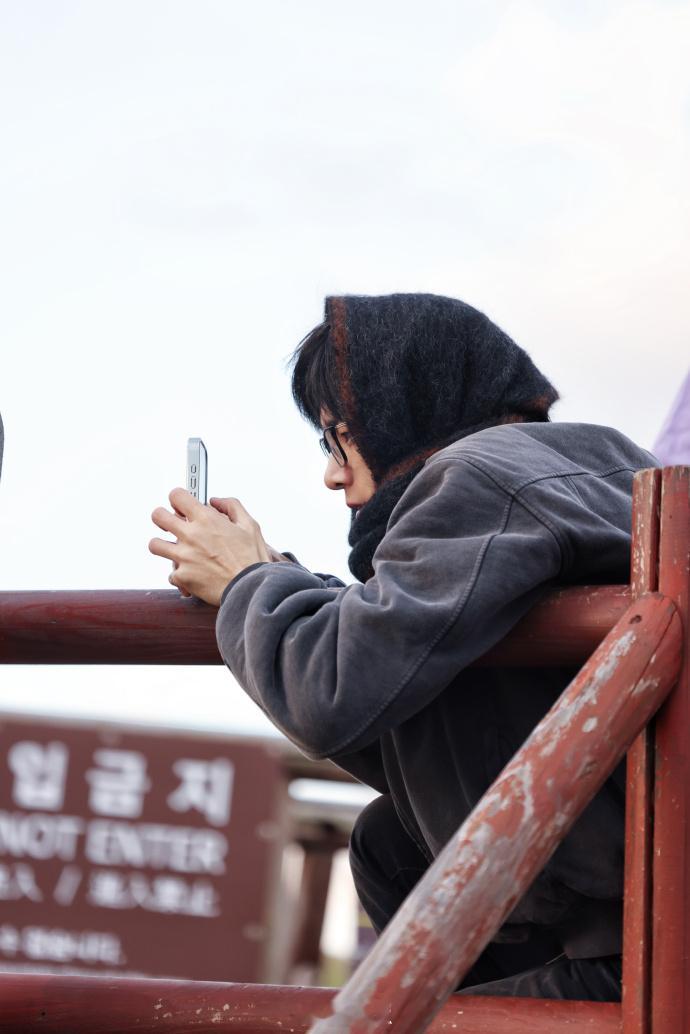  起猛了看到姚琛用腿拍照！刷到他《右肩的约定》mv花絮，弯腰露腿的镜头直接戳中，