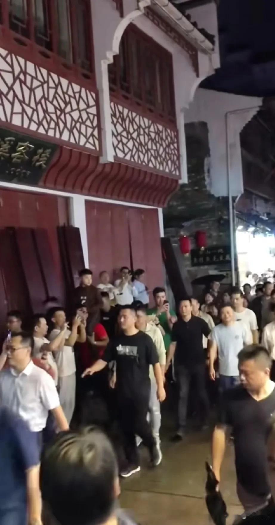 杭州马归来，对他的欢迎度可谓可万人空巷
。群众不装不作，大家对他的热爱不亚于世界