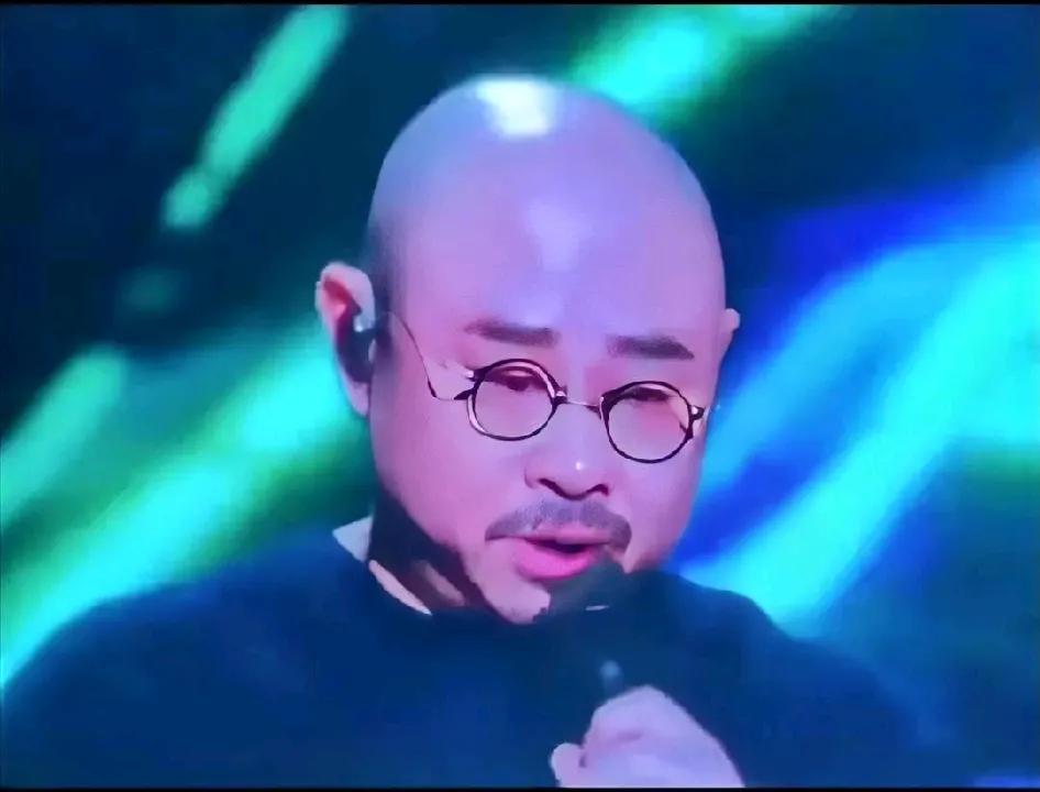 最近这是要来一波回忆Sha吗？
刀郎在成都的演唱会，他在台上哭，上万人在台下哭；