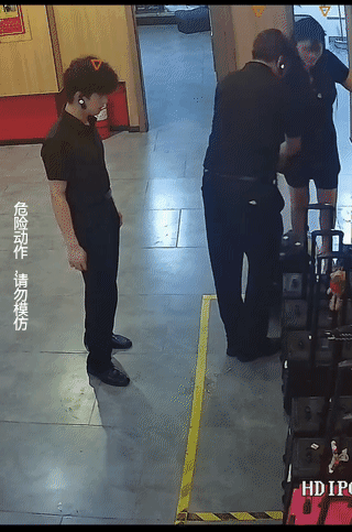 不好！男子被女同事的高跟鞋击中要害！
男子与同女同事开玩笑，谁知小姐姐的高跟鞋，