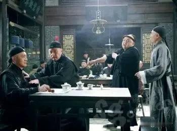 在我们国家，只要活的岁数够大，就能看到无数的笑话，耳环是玻璃的，奔驰是二手的[捂