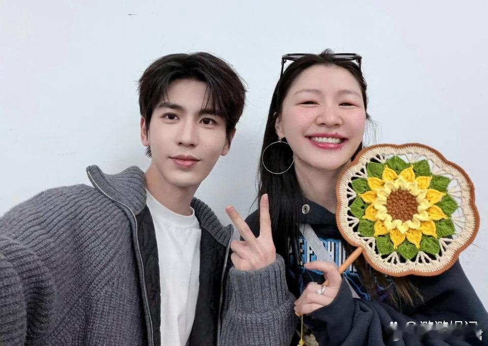 金靖说明显感觉到张凌赫太火了金靖直播时聊到张凌赫，说明显感觉到张凌赫这小汁太火了