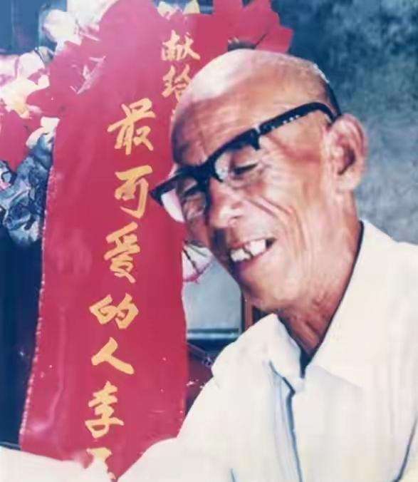 1990年，李玉安送子当兵遭拒，迫不得已重返老部队说明身份：自己竟是40年前被登
