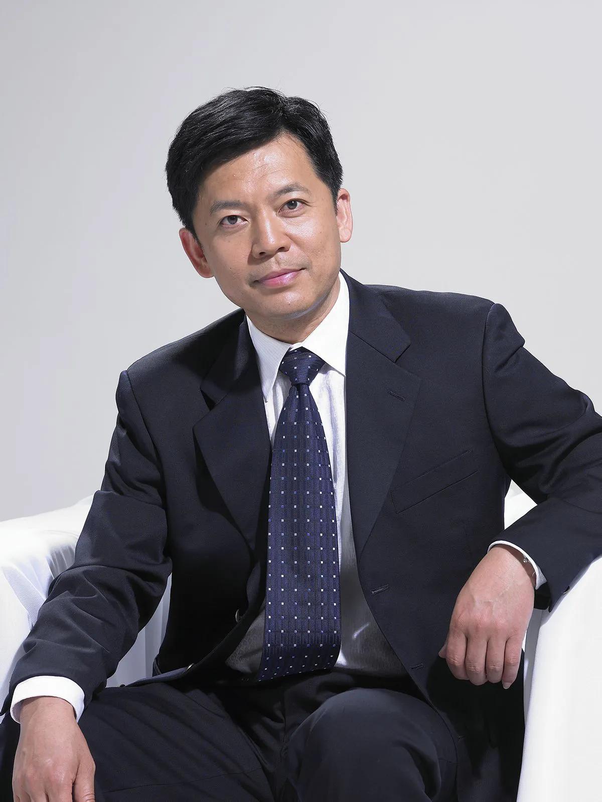 演员，何政军说，我们家一共有五个孩子，我是最小的，我们都是在部队里出生的，但是哥