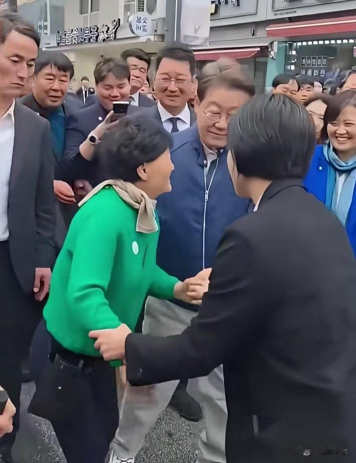 【与总统握手！】尽管安保人员不断的阻止这位韩国大妈靠近李在明，但是这个韩国大妈依