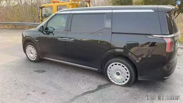 黄晓明爆胎惊魂！百万豪车趴窝，顶流巨星竟靠它绝地求生！

寒冬清晨，北京机场高速