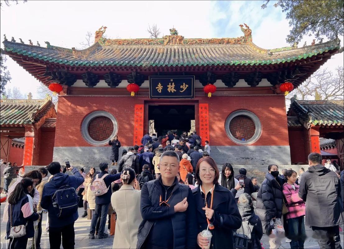 我找了点资料大致分析一下，少林寺的目前各种收入如下：

1.少林寺门票一年3亿，