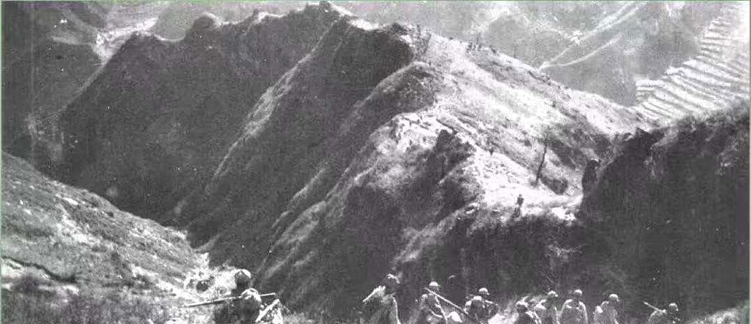 1938年，500日军屠村后沿山沟撤退，25岁团长率部狂奔25公里设伏，一夜全歼